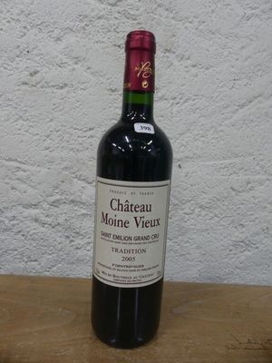 une bouteille de vin posée sur une table