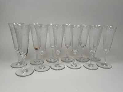 six verres à vin vides alignés sur une surface blanche