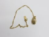 une image représentant un collier en or muni d'une chaîne
