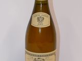 une bouteille de vin posée sur une table