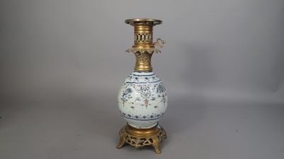 Lampe à pétrole en faïence à décor de lambrequin et monture …