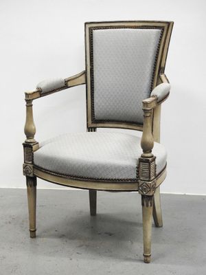 une image représentant une chaise placée dans une pièce