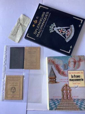 un grand nombre de livres posés sur une table