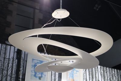 une lumière blanche de forme circulaire suspendue au plafond d'une pièce