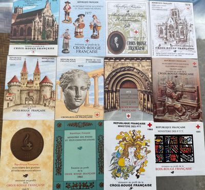 Une douzaine de carnets de timbres de la CROIX ROUGE