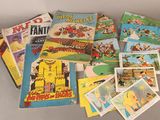 beaucoup de bandes dessinées posées sur la table