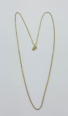 un collier en or orné d'un pendentif en forme de cœur