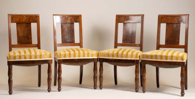 trois chaises en bois dont les assises sont recouvertes d'un tissu rayé jaune et blanc