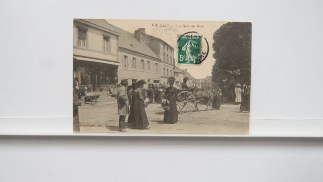Puy-de-Dôme : Giat. La Grande Rue (Jour de marché). Dumousset A 2...