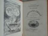 un livre ouvert sur lequel figure l'image d'un homme dans un bateau