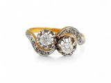 gros plan d'une bague en diamant sur fond blanc