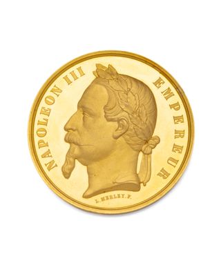 gros plan d'une pièce d'or sur fond blanc