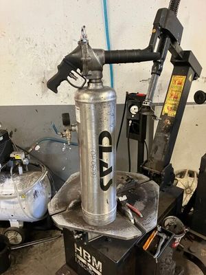 une machine posée sur une table dans un garage