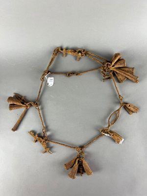 un gros plan sur un bracelet orné de nombreuses breloques