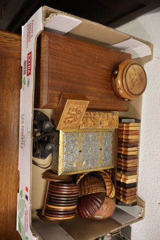 Lot de présentoirs de différentes essences de bois, paire de jume...