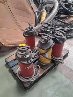 une pile de bouches d'incendie posées sur une palette dans un entrepôt