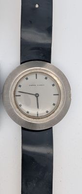 deux montres posées l'une à côté de l'autre sur une surface blanche
