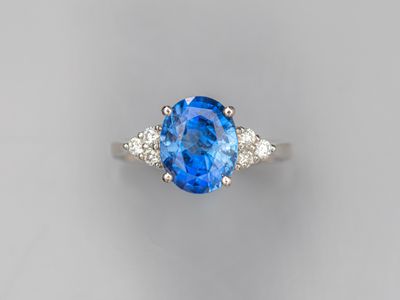 Bague en or gris 750°/°° (18K), sertie d'un magnifique saphi… - Photo 1