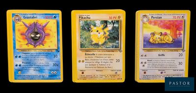 Trois cartes Pokémon sont représentées en ligne sur un fond noir