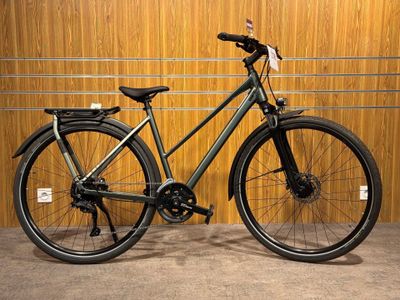 un vélo garé devant un mur en bois