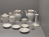 une table sur laquelle sont disposés de nombreux objets blancs et dorés
