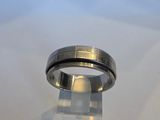 un gros plan d'une bague posée sur une surface transparente
