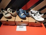 cinq paires de chaussures exposées dans une vitrine