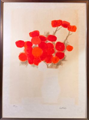 un tableau représentant des fleurs rouges dans un vase, accroché au mur