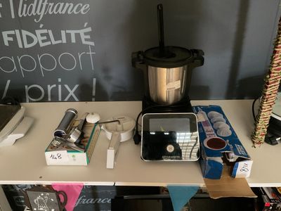 une table sur laquelle se trouvent un mixeur et d'autres objets