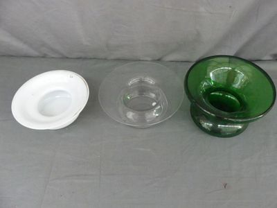 un bol en verre vert et un verre en verre vert posés sur une table