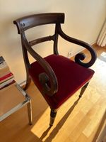 Lot comprenant : Un fauteuil à accotoirs à enroulement, le d… (photo 2)