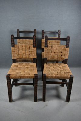 deux chaises en bois avec des assises tressées, sur fond gris
