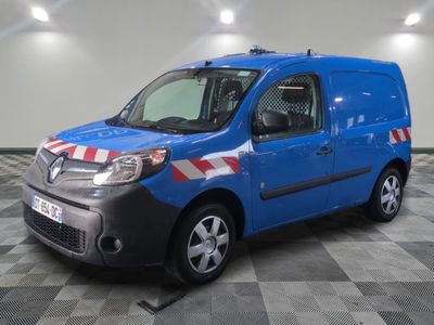 la photo d'une camionnette bleue garée dans un garage