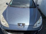 la voiture est garée sur le côté de la route, dans le parking