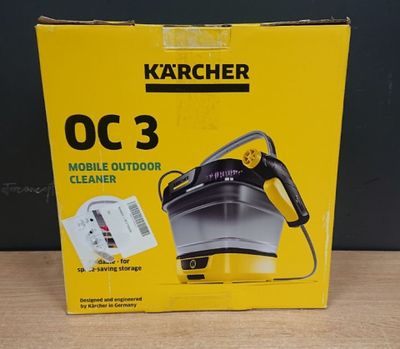 la boîte de l'aspirateur est ouverte sur la table