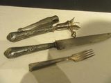 quatre fourchettes et un couteau posés sur une table