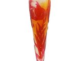 un vase en verre avec un motif rouge et jaune