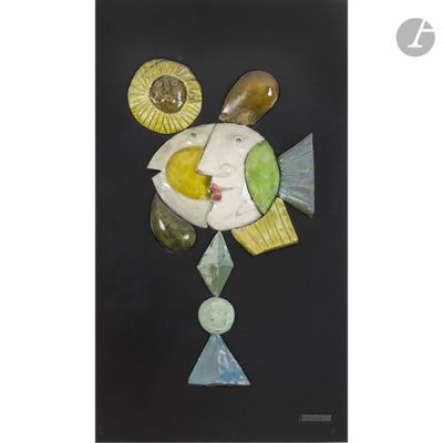 une image représentant une peinture d'un poisson et d'autres objets sur fond noir