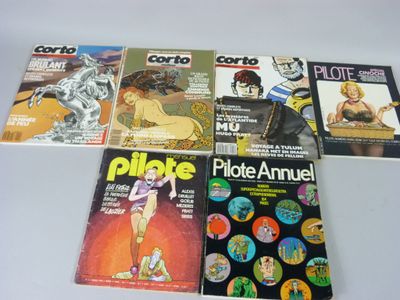 quatre livres posés sur une table blanche, sur fond blanc