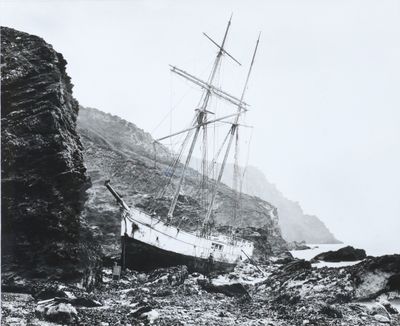 une vieille photo en noir et blanc représentant un bateau sur le rivage