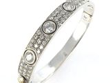 un gros plan d'un bracelet à maillons en diamant sur fond blanc