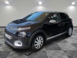 la petite voiture noire est garée sur un carrelage à carreaux