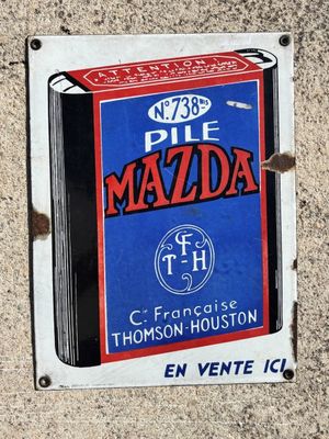 une affiche sur la façade d'un immeuble annonçant un match