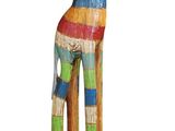 girafe en bois aux couleurs vives posée sur un socle bleu