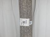 un gros plan d'un rouleau de tissu sur fond blanc