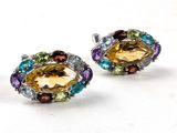 une paire de boucles d'oreilles en cristal multicolores posées sur un fond blanc