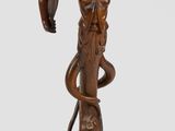 une image représentant une table en bois sur laquelle se trouve une statue