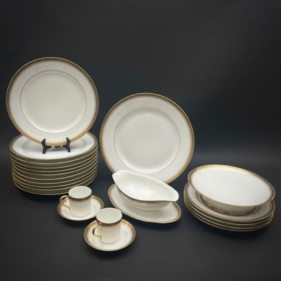 beaucoup d'assiettes, de tasses et de soucoupes sur la table