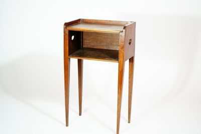 Table de chevet en bois à décor ajouré de coeur sur les côté…