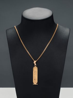 un collier en or avec une plaque d'identité autour du cou d'un mannequin